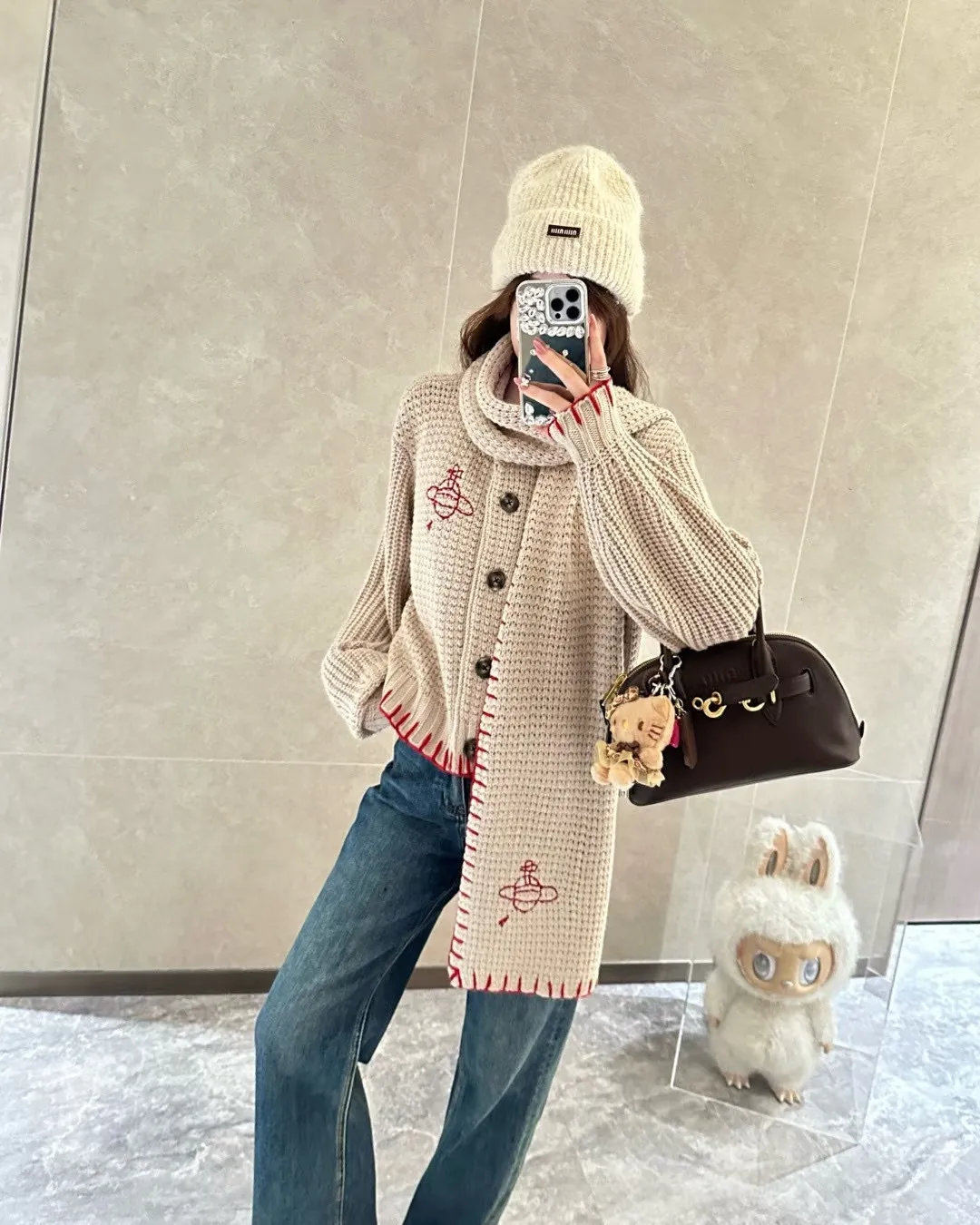 VIVI # Explosive style is coming vivienne west wood 2025 Christmas 🎄 limited edition scarf cardigan Top original restoration ✅The top version on the whole network The top version of the popular style is available in all grades of quality The whole garment weighs three pounds Supports weighing Not enough for free Differentiates the products sold in the market with thin and paper-like pictures My home must be a ceiling There are too many people following the trend Look at the quality before comparing prices 30% wool thick needle top version Customized original molded horn buckle All details are restored. The scarf neckline and hem cannot be made by machine. All red threads are sewn by hand. Every stitch is the cost. Size: 1 yard, 2 yards, 3 yards. Color: apricot, black